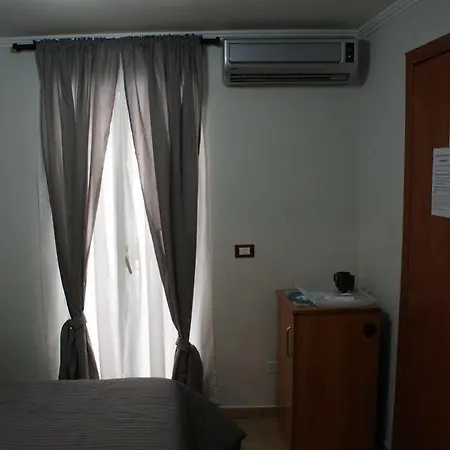 Amira Central Esedra בית הארחה 2*