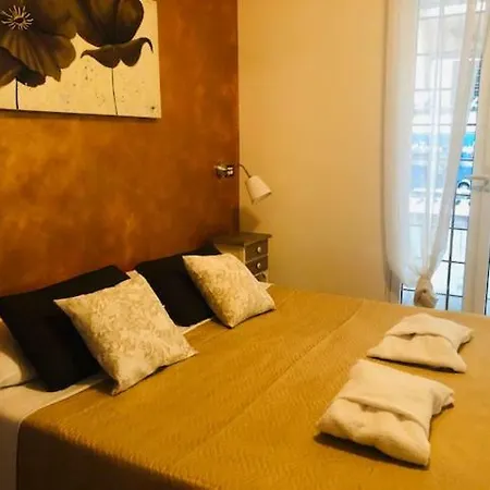 בית הארחה Amira Central Esedra 2*